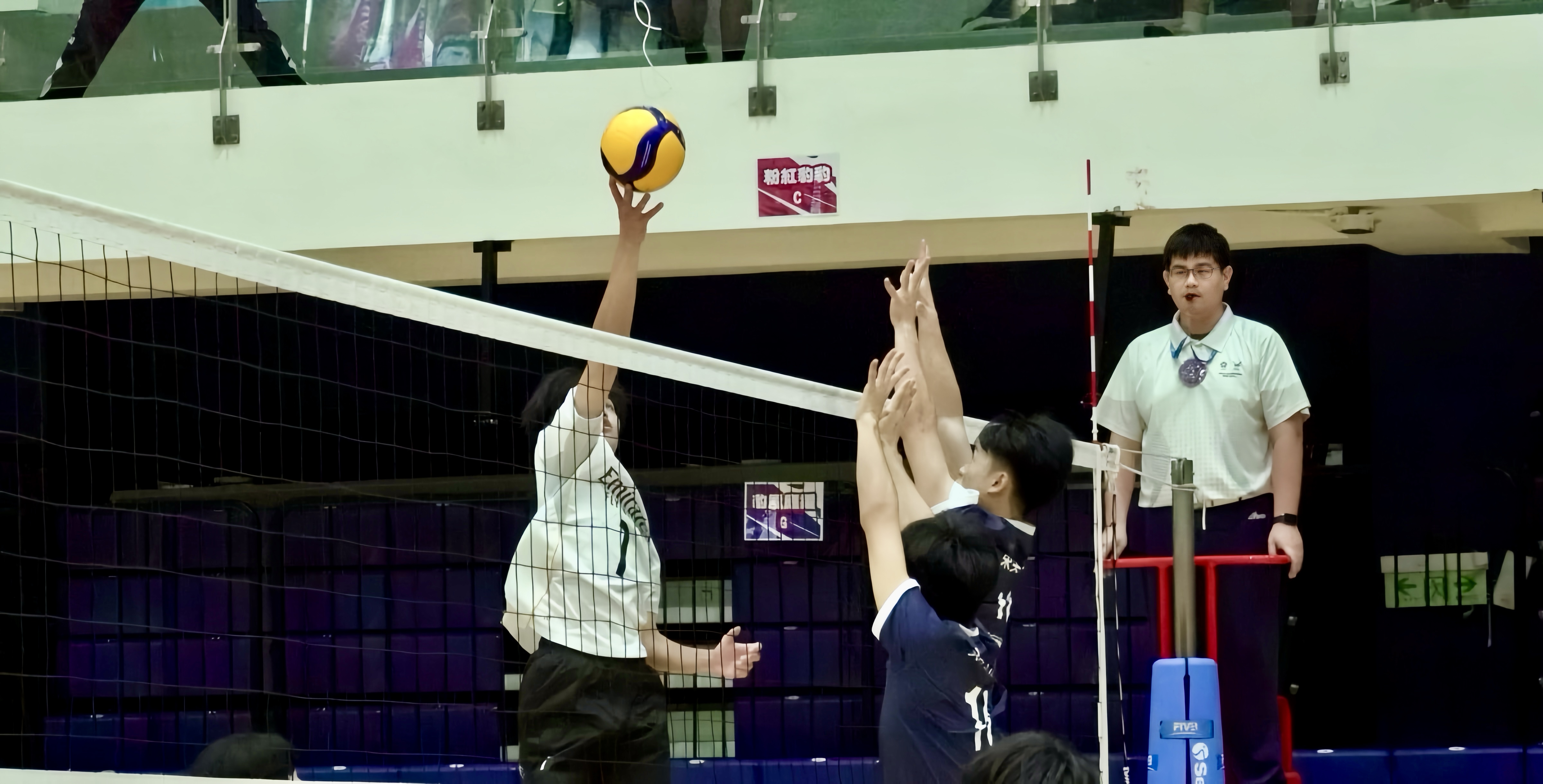 中原攻擊手賴哲昕(白)多顆吊小球,抓準對手空檔得分。攝/巫騏安