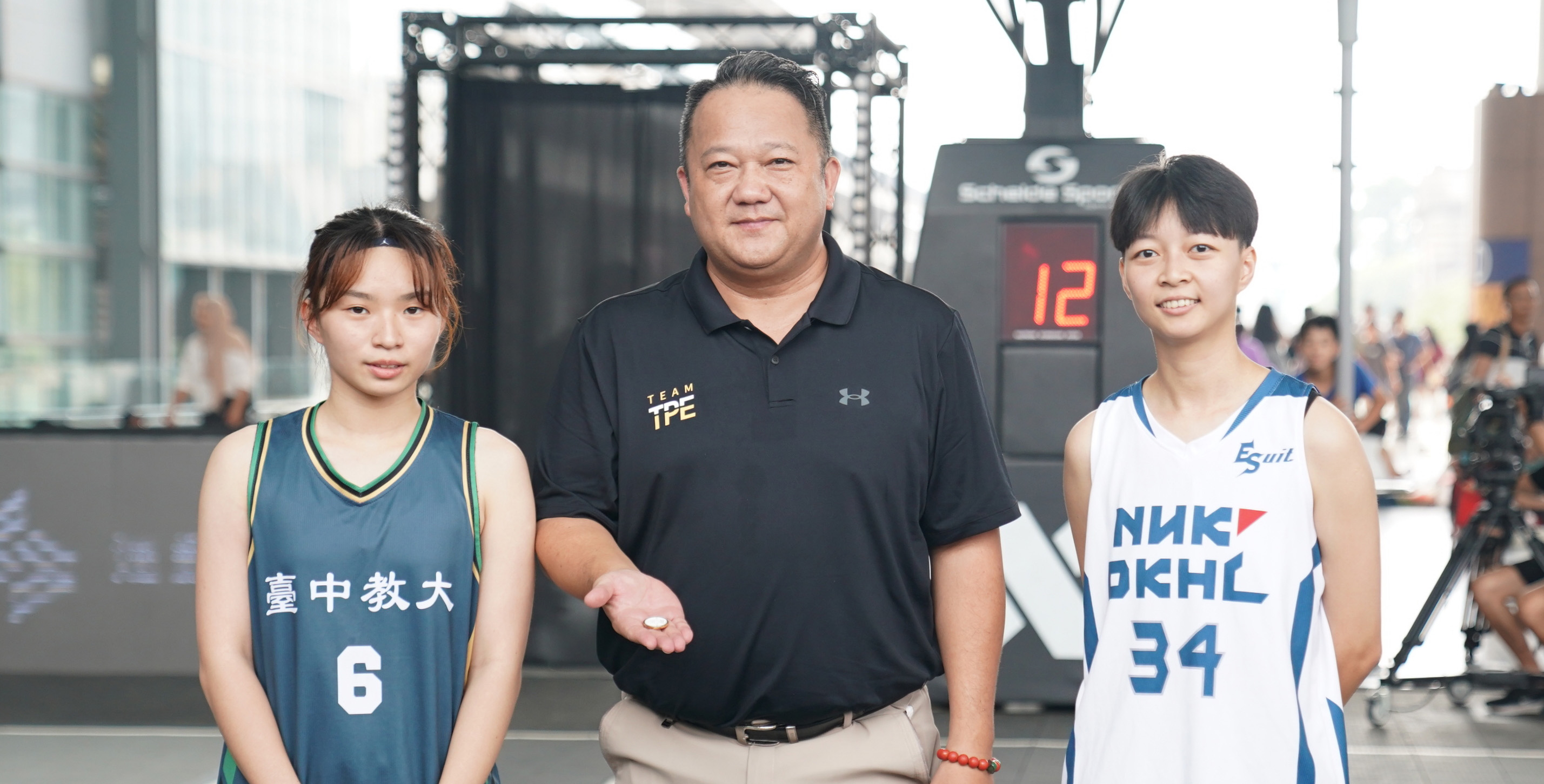 大專體總副秘書長何建德今日蒞臨臺中火車站為比賽開出好球。攝/大專體總