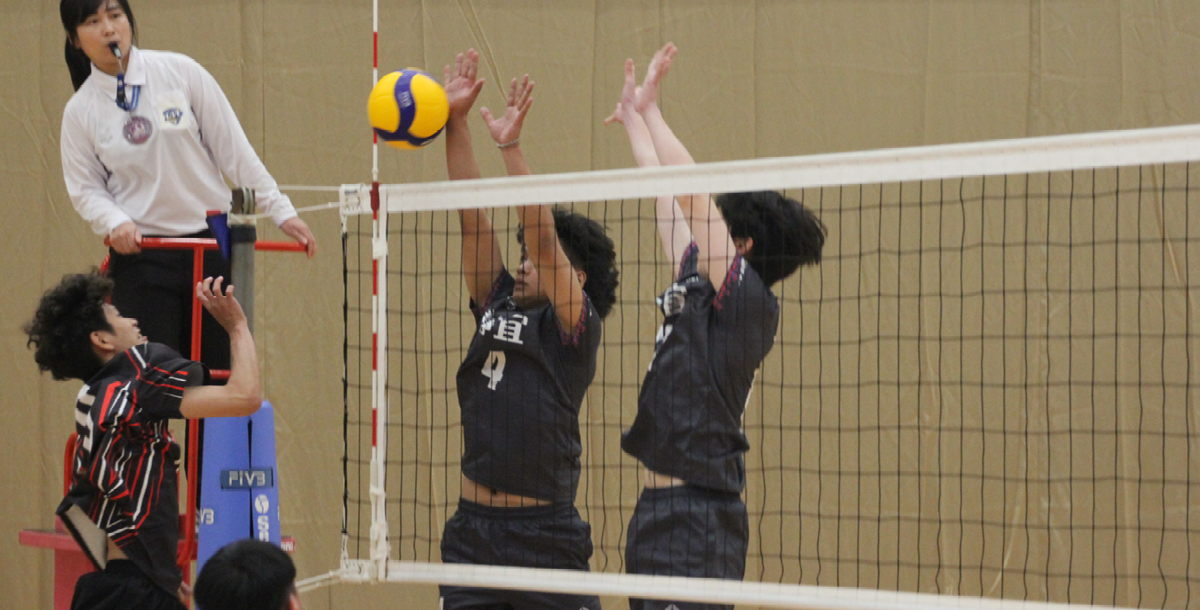 澎湖與靜宜球員的網前交鋒。攝/陳葦澤