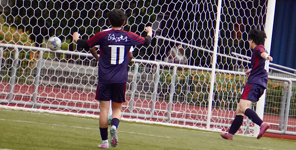 政大王棋閎與黃彥誠串聯進攻,射門得分。攝/孫千筑