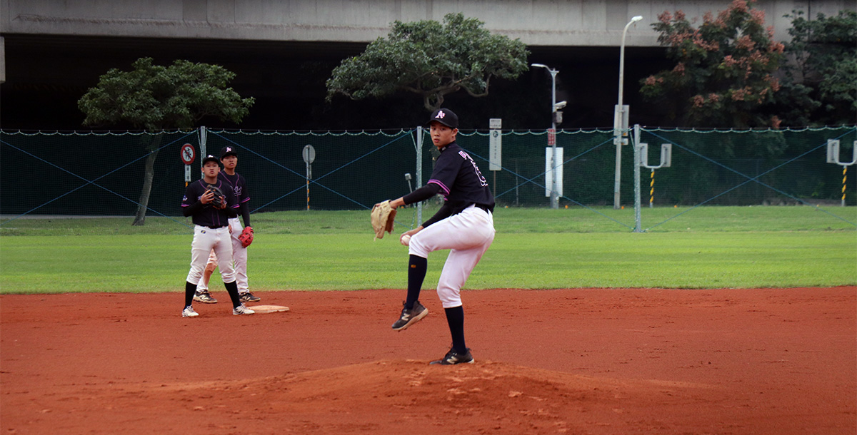 亞東先發投手宋柏勳主投三局失兩分，在第四局因傷退場。攝／周孫磊