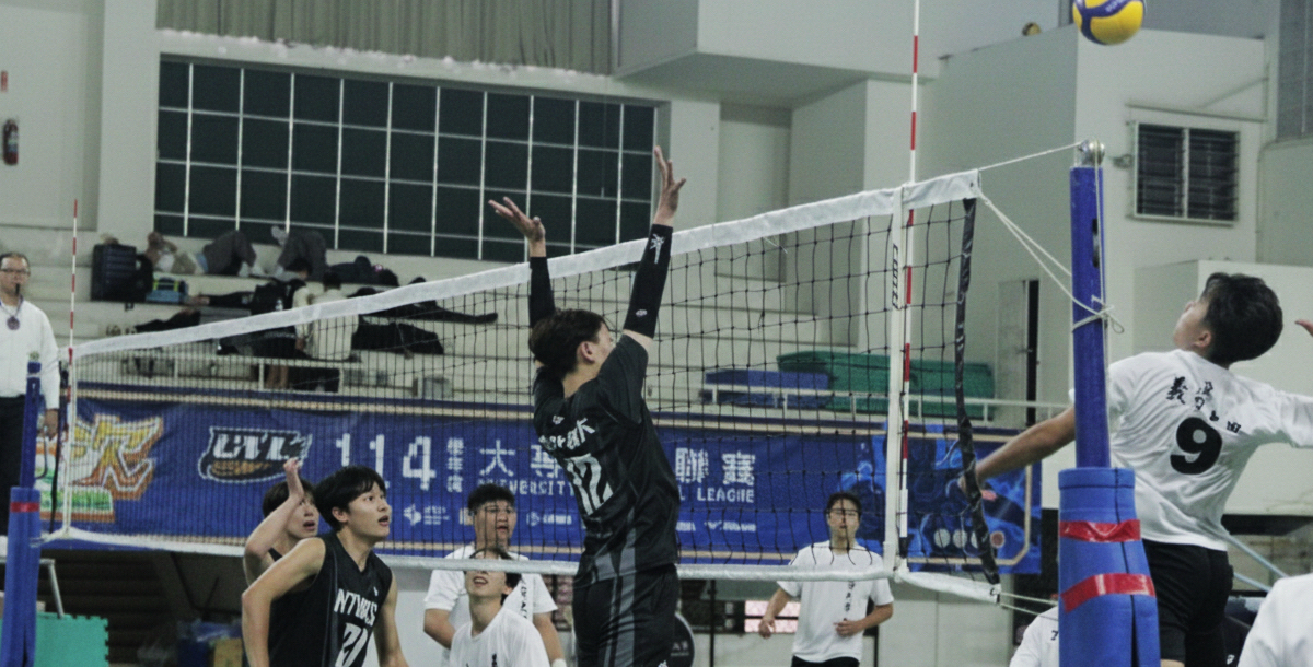 北護廖昱惟(黑)成功封阻義守蘇威愷(白)攻擊。攝/李沛妮