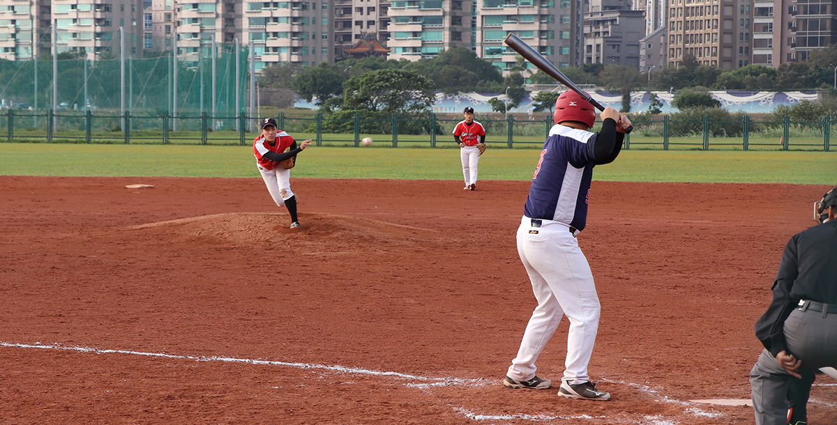 臺科低肩投手郭亞勳中繼兩局送出3K無失分，拿下勝投。攝/王騰毅