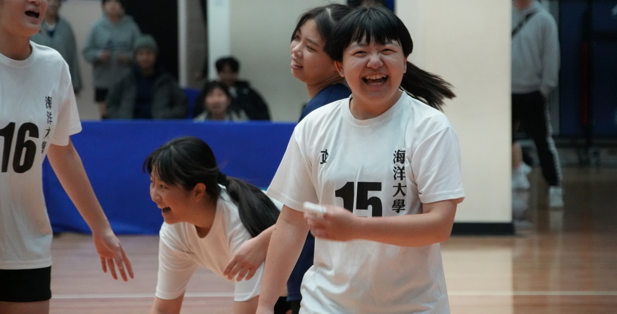 海大替補舉球蕭涵翊上場後成功改變場上氛圍。攝/游之睿