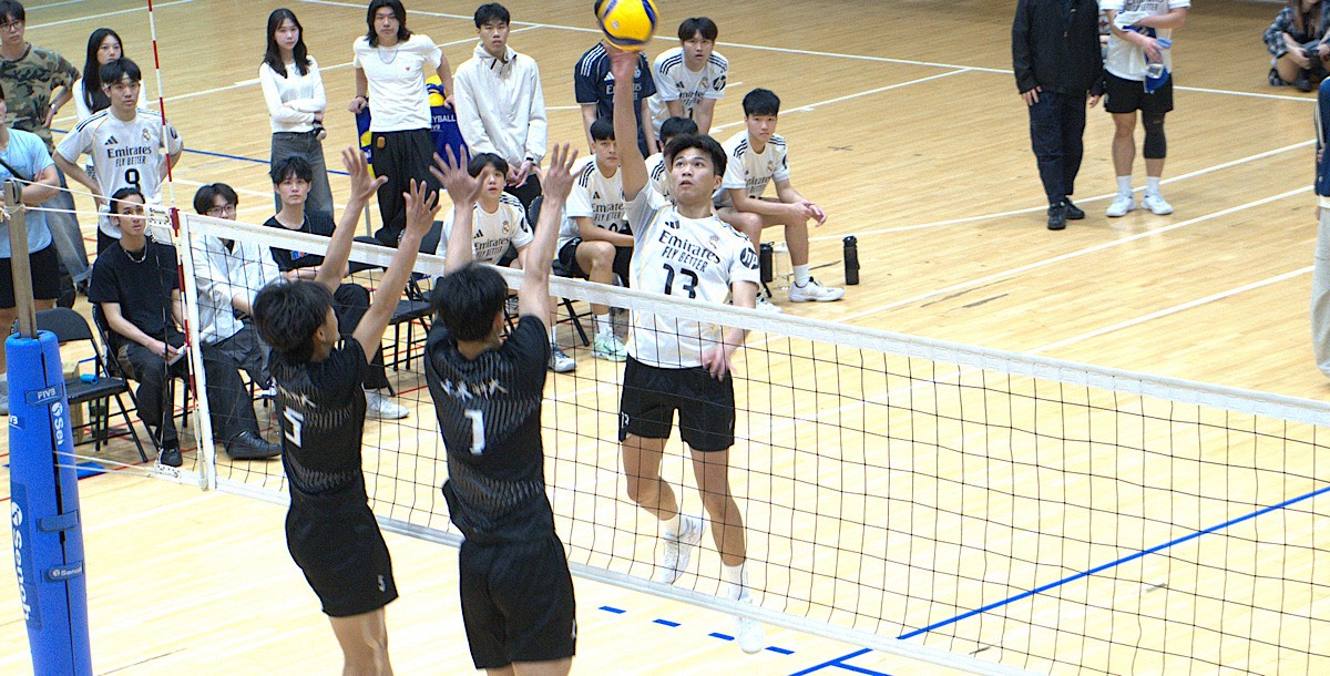 中原顏辰翰一記強勢扣殺將比分追平。攝/鄭筠穎