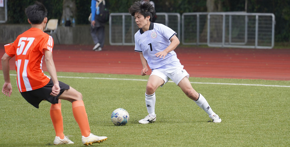 東吳河村道太朗持球觀察場上情勢。攝/張嘉瓘