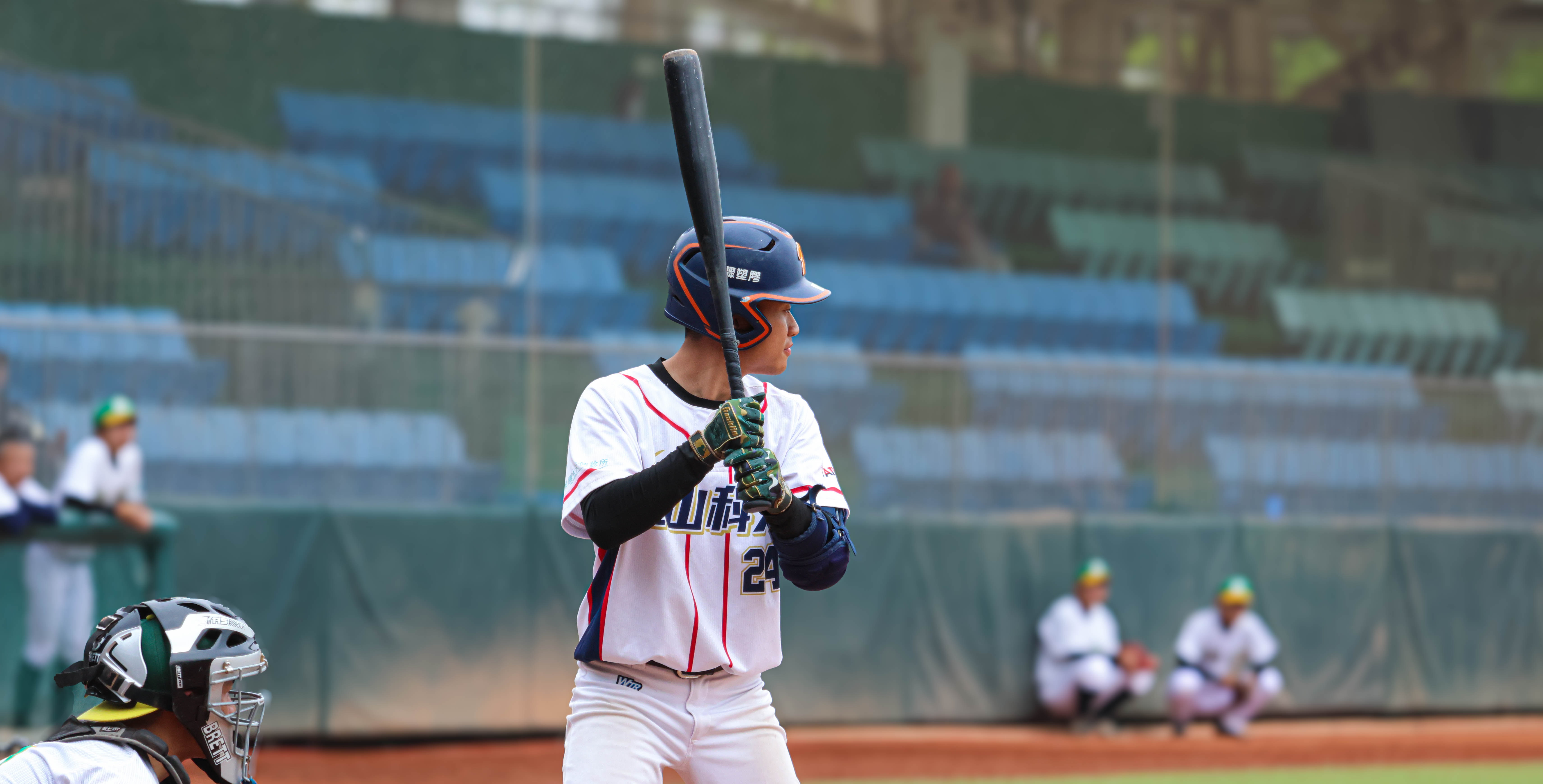 崑山大四球員王維彬七局上敲出2分打點安打帶動反攻。攝／許靜玟