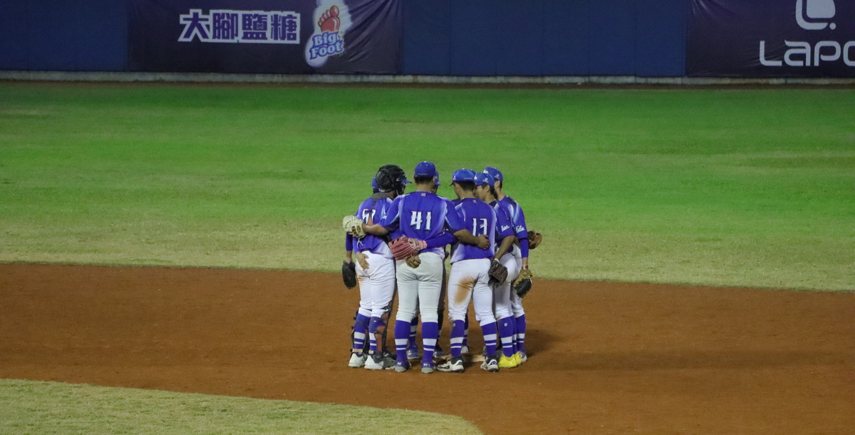 複賽關鍵一戰獲勝，賽後臺體選手圍圈慶祝。攝/林子堯