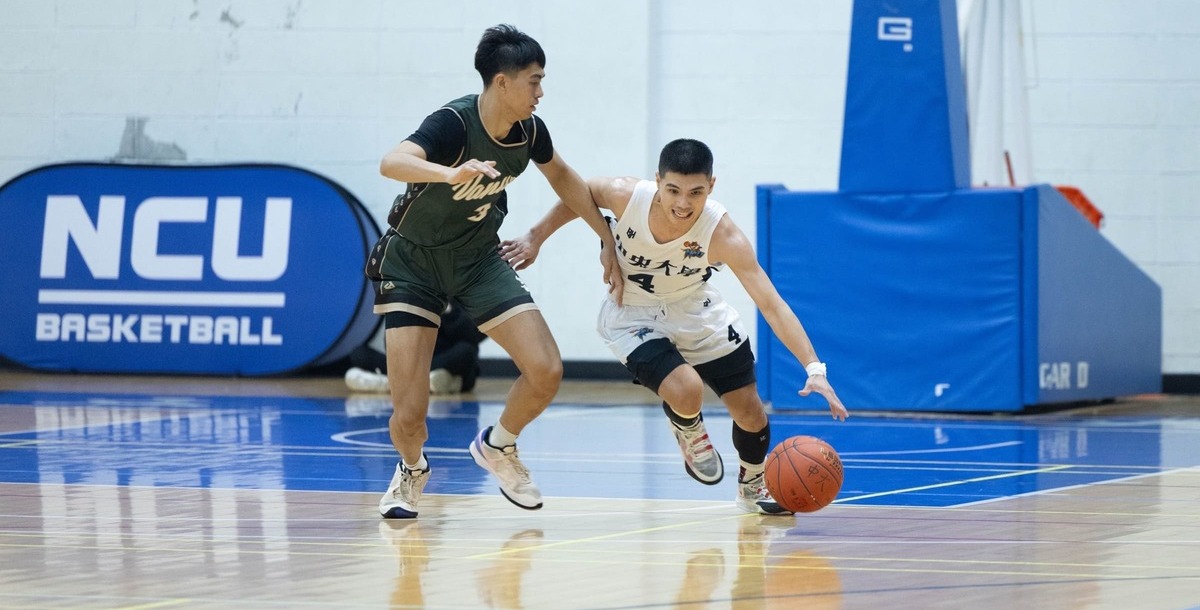 中央碩一呂思樂(白），以敢打敢拚的行動，帶領學弟前進。