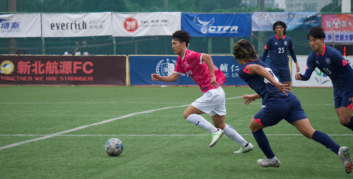 面對北市大的重重進攻，世新(粉)仍勇往直前。攝/孫千筑