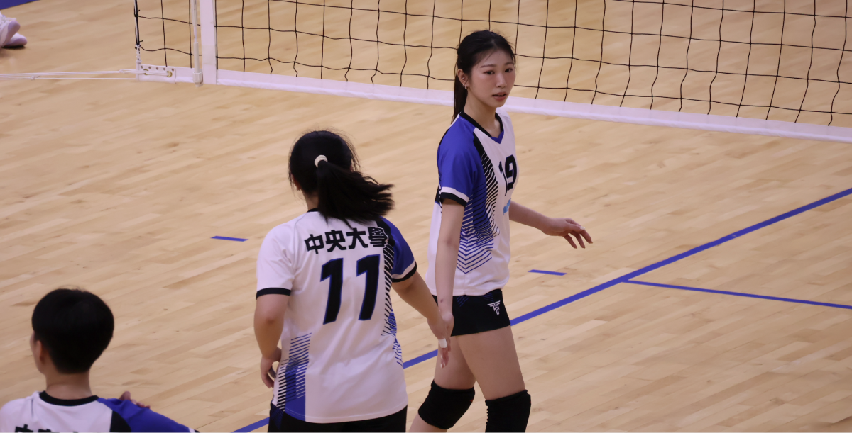 中央隊長張伊喬(右)攻守皆有關鍵發揮，撐起球隊戰局。攝/陳奕軒