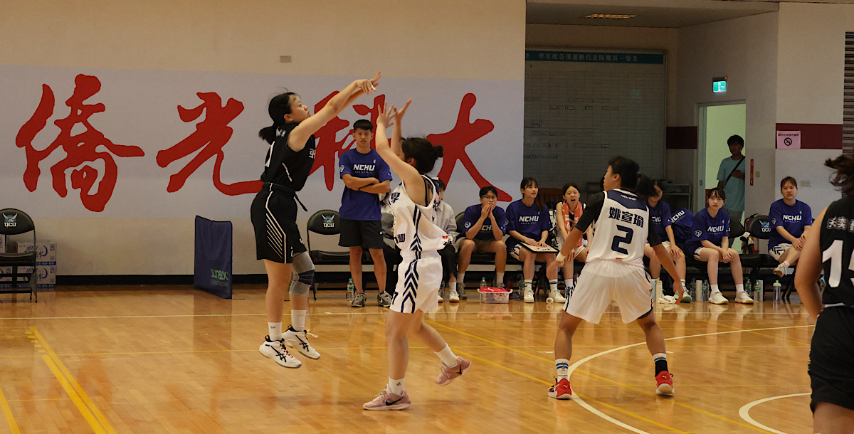 亞大蔣詠琦（左一）今日手感極佳，第三節砍下12分。攝/李坤憲