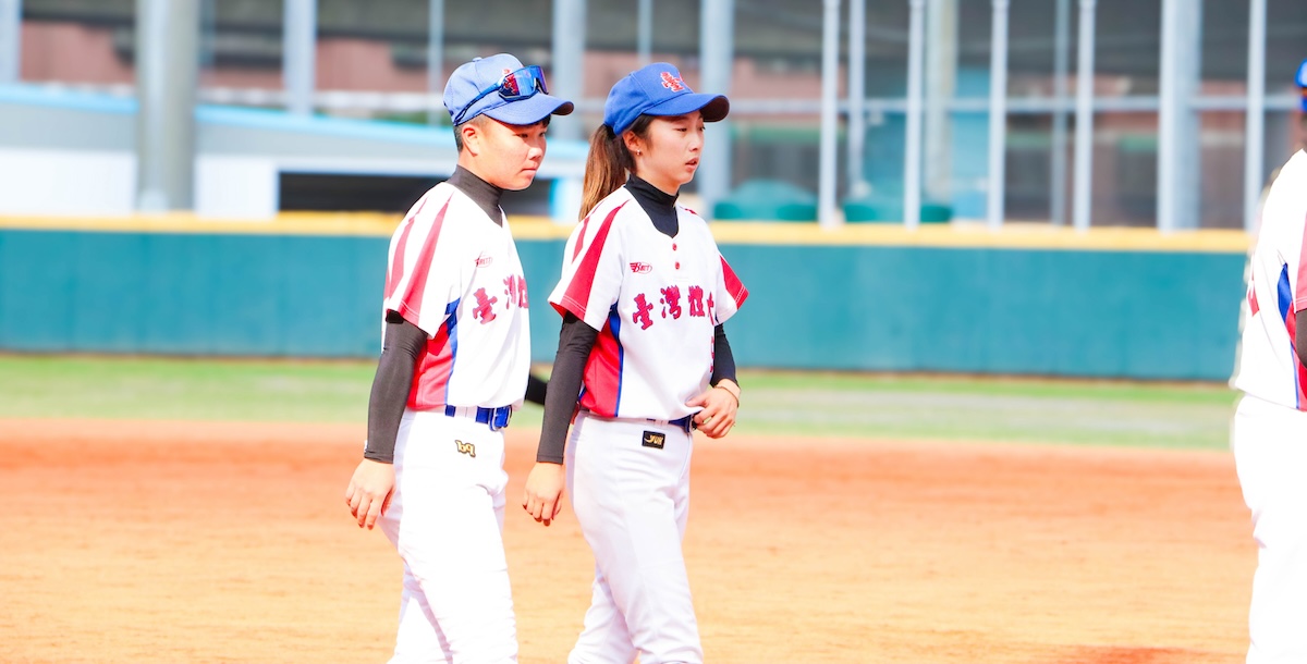 最終戰結束後,隊友陪在情緒激動的邱釔菱(右)身旁。攝/許靜玟