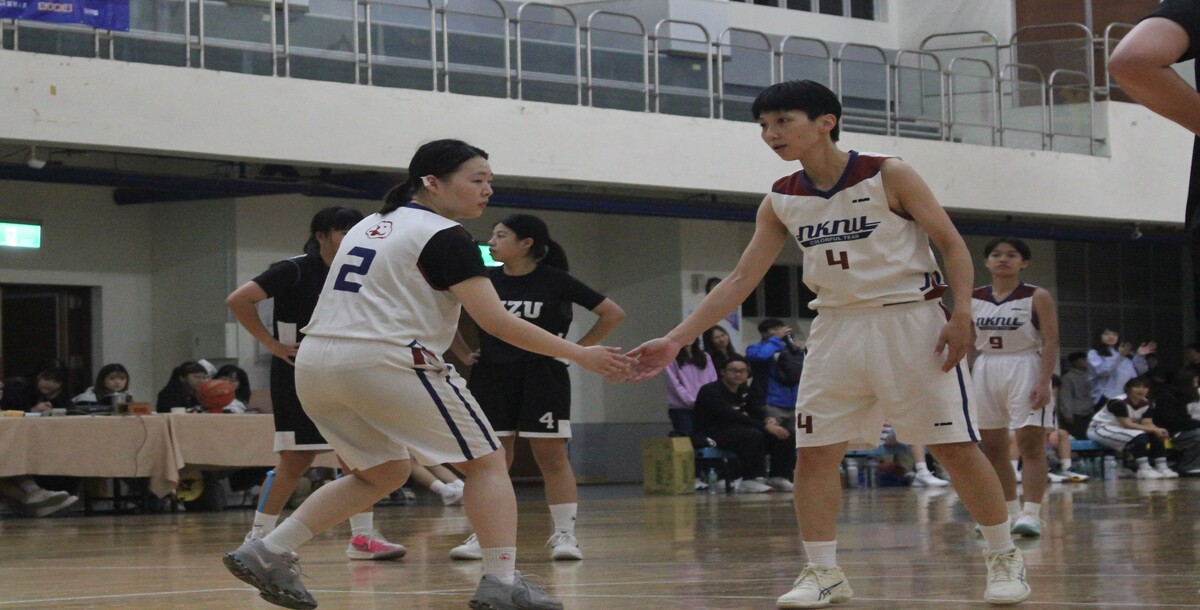 高師大張宸瑀(左)與謝蓉(右)進球後相互擊掌鼓勵。攝/潘立晏