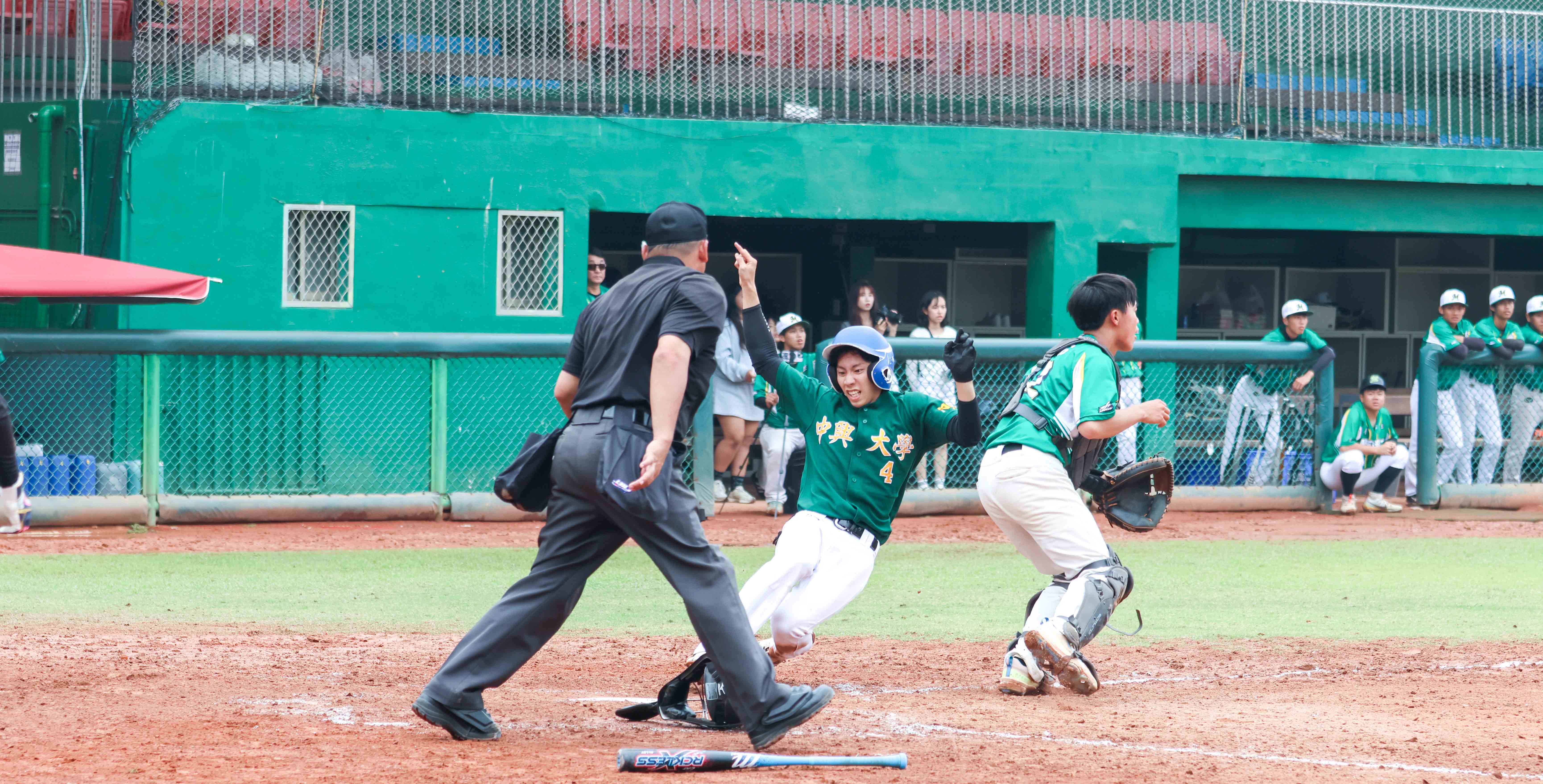 中興涂睿志三打席選到三次保送，三度跑回本壘得分。攝／許靜玟