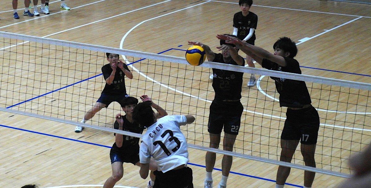 臺大多次成功攔網得分。攝/鄭筠穎