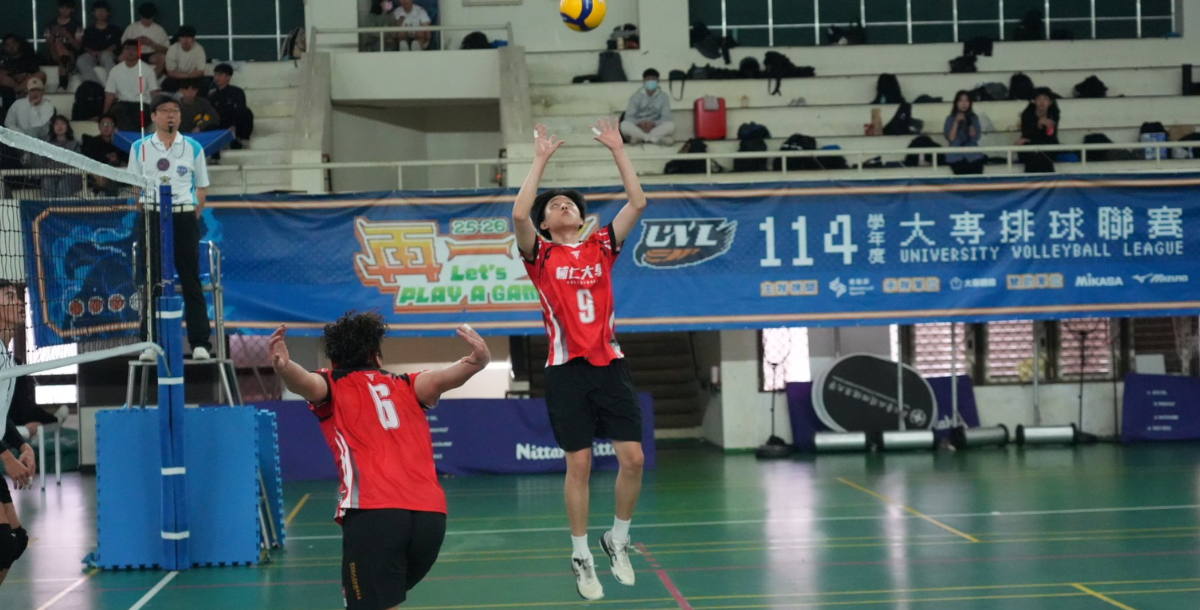 輔大柯冠安(9號)與羅章平(6號)的配合。攝/謝宇倫