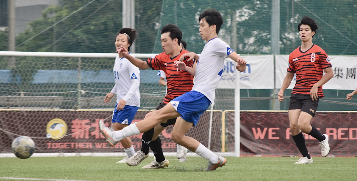 北市大毛凱仁（右二）關鍵一腳進球。攝/蔡佩璇