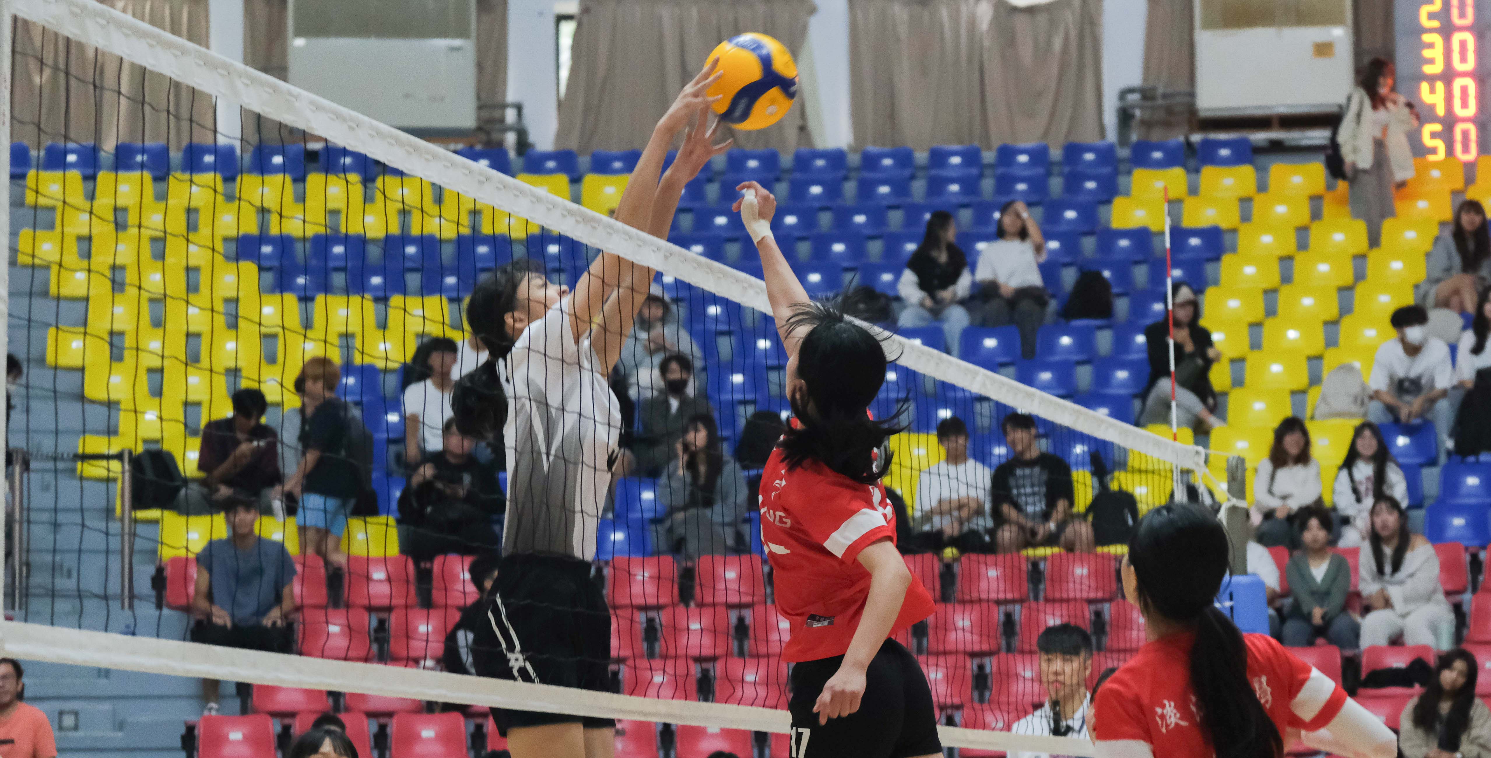 政大(左)多次攔下淡江攻擊。攝/李慈恩