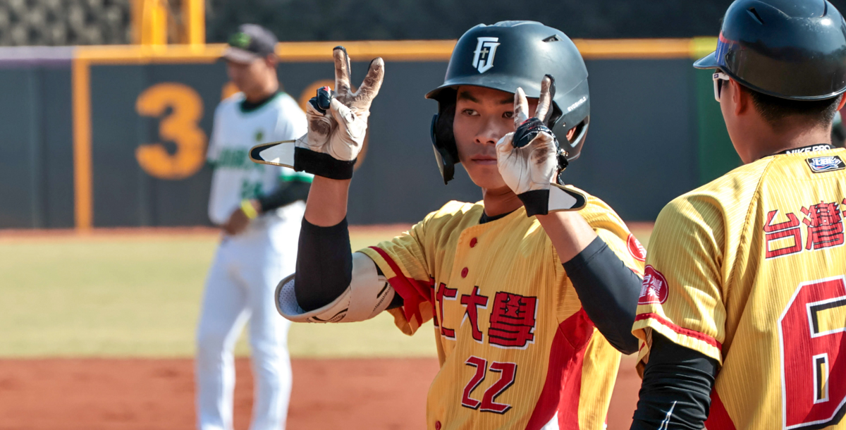 林廷之於大專聯賽複賽中敲出安打慶祝。攝/林秀炘