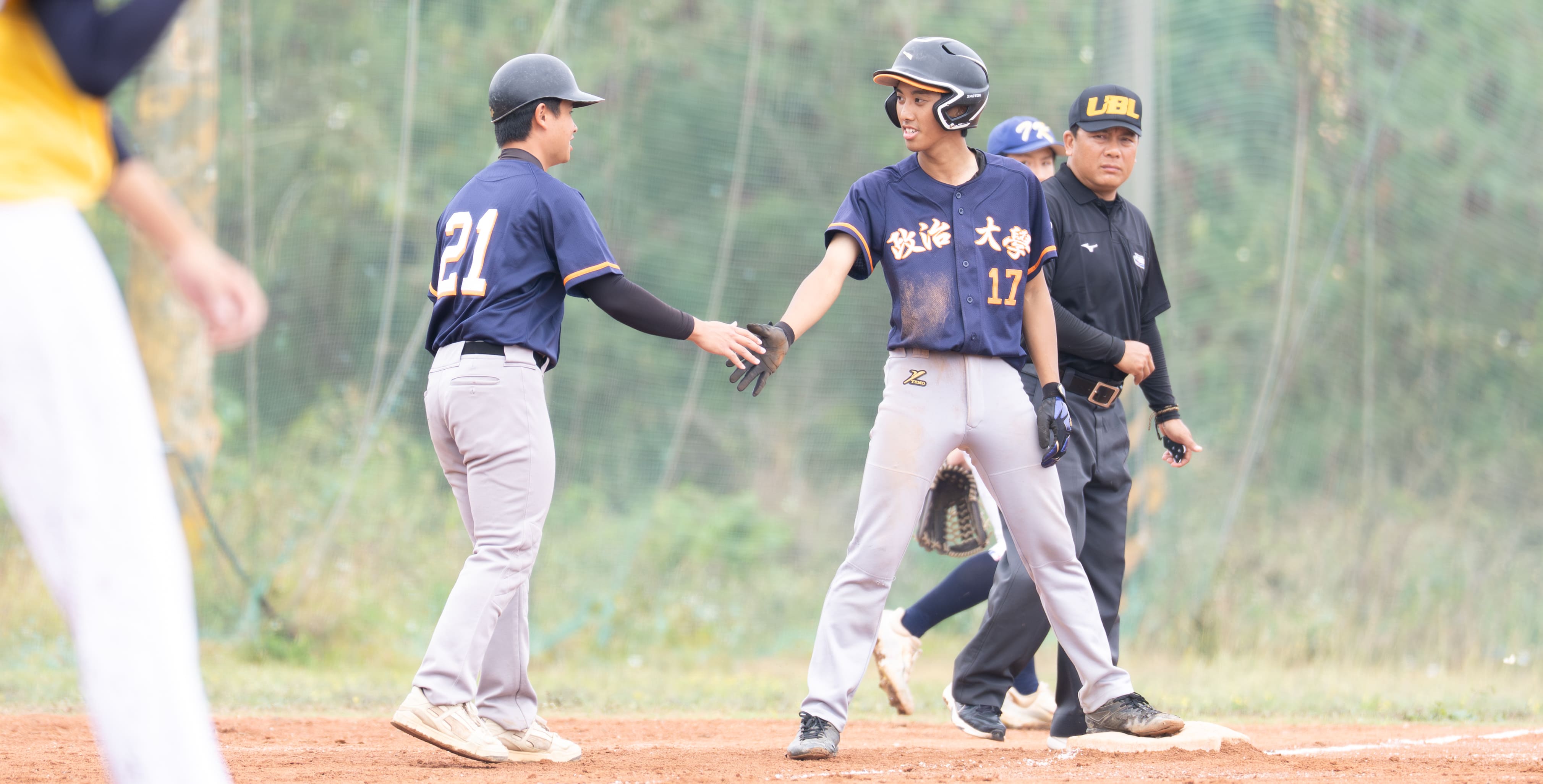 政大鍾騫宇(右)單場雙安表現亮眼，並在關鍵時刻敲出三壘安打追回首分。攝／黃斯筠