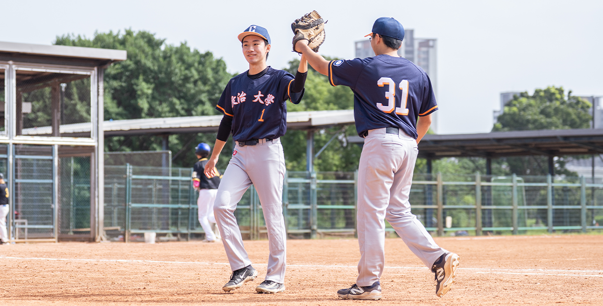 政大先發投手俞廷翰(左),在被轟出陽春砲後隨即送出三振。