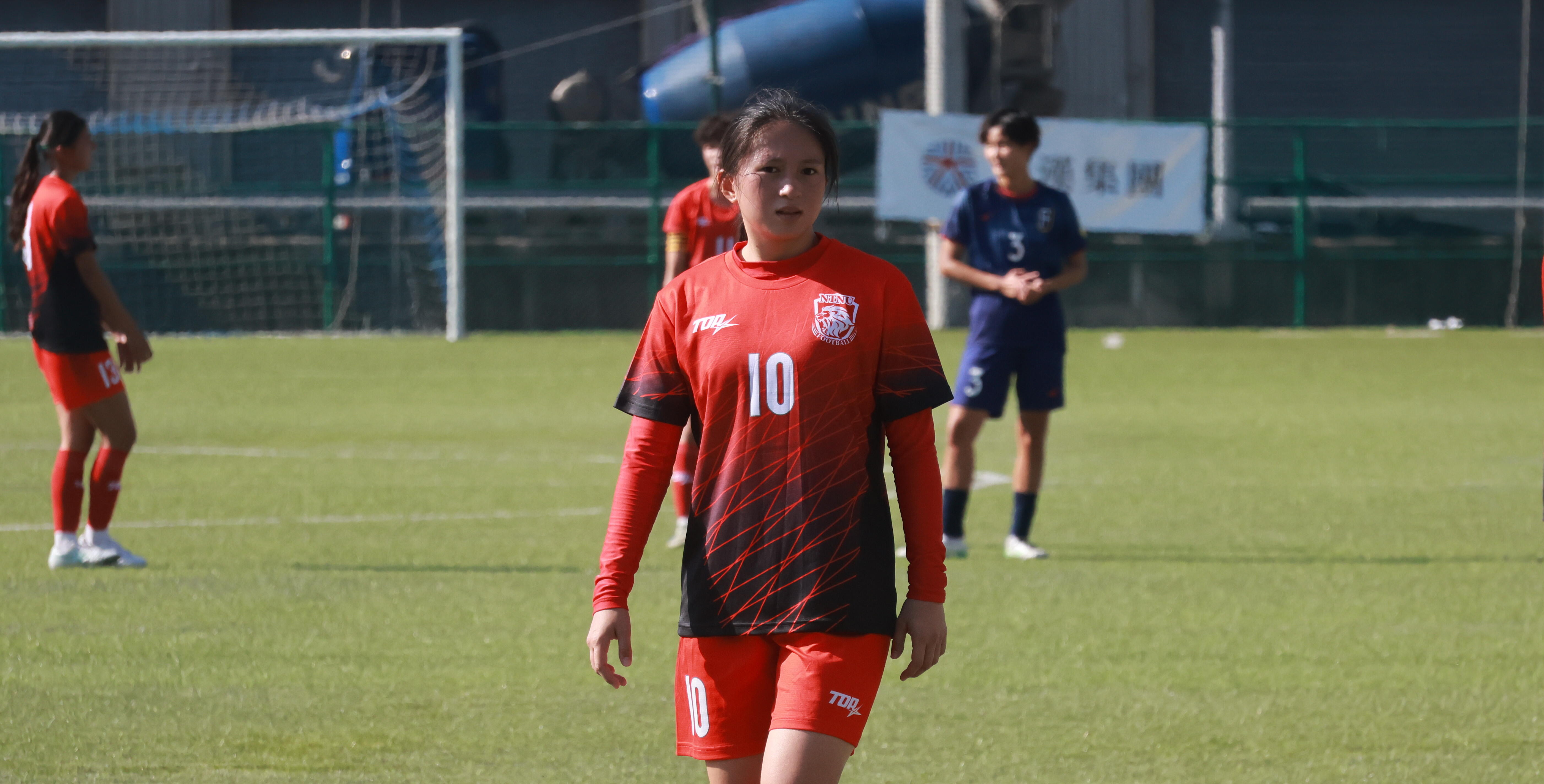 臺師高馨多次側邊傳中,幫助隊友找到攻擊機會