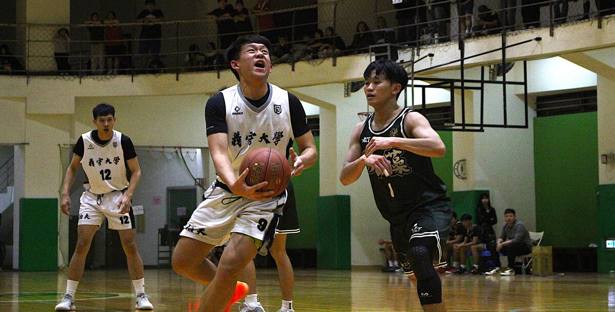 義守陳宏恩(白色9號)切入在禁區上籃得分。攝/潘立晏