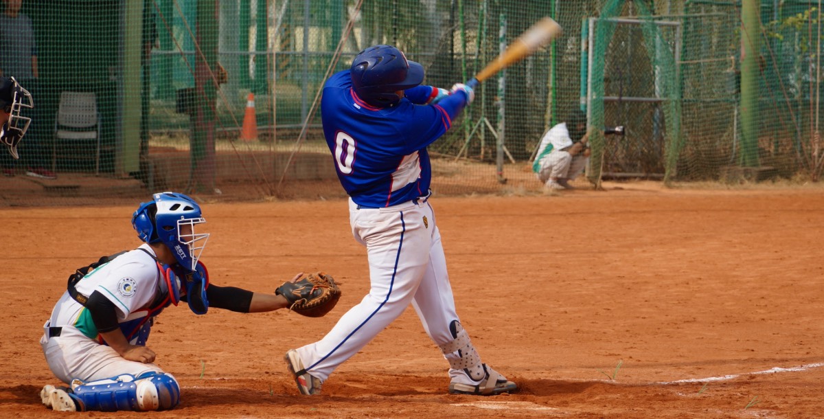 王良至(右)首局敲出二壘安打