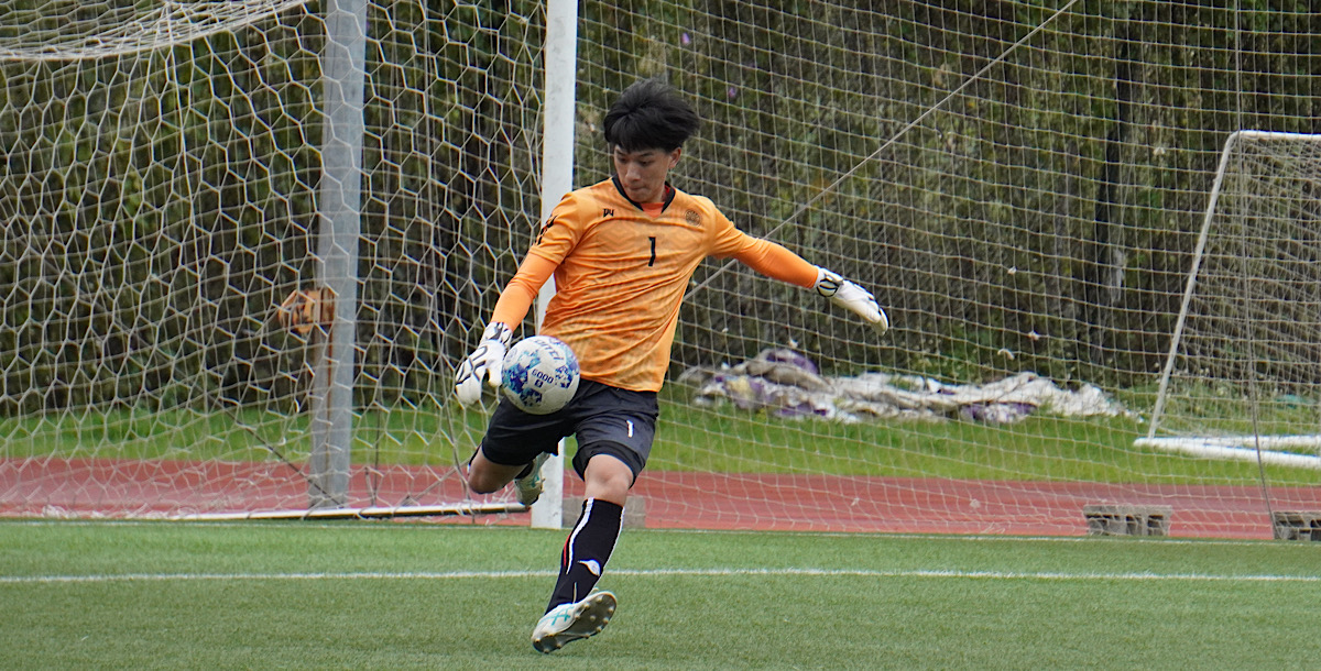清大守門員錢威名不畏地主攻勢，穩守球門。攝/王朝麟