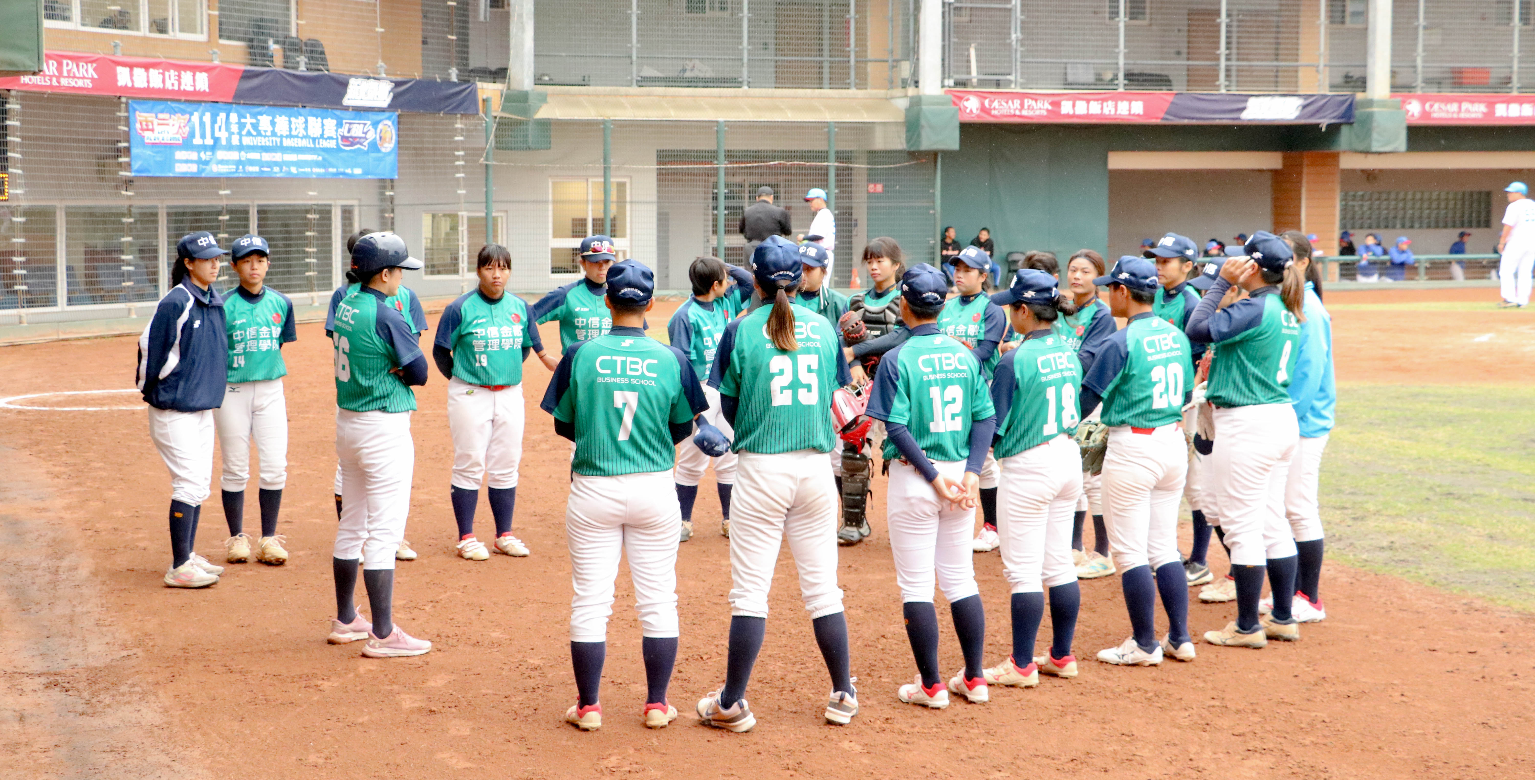 中信女棒成立第二年,總教練吳佳燕注重團隊精神。攝/許靜玟