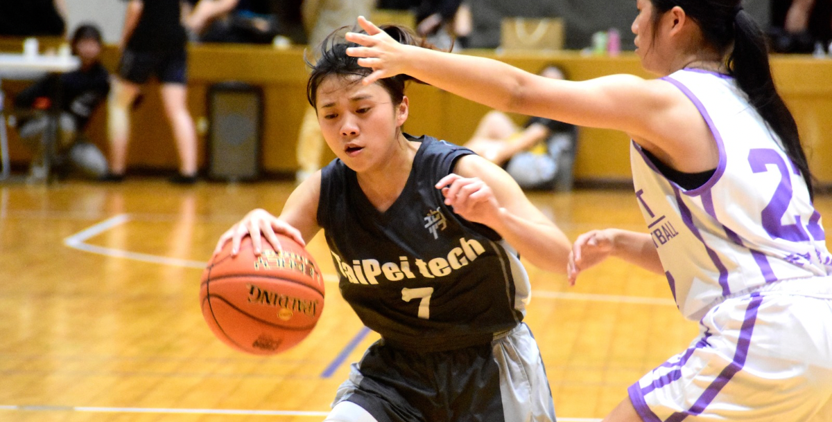 北科大曾僅曦持球突破台北海大防線。攝/藍毓靜