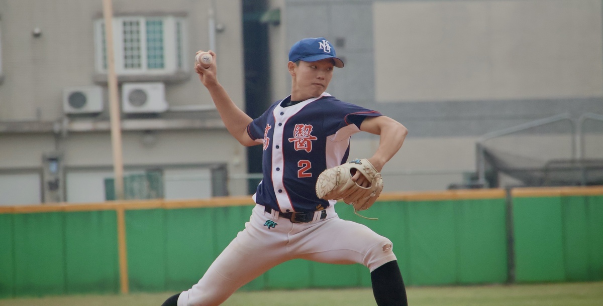 高醫黃澤民先發四局僅被敲4支安打,順利收下勝投。