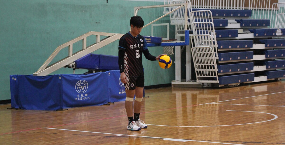 銘傳大學球員陳永睿,於比賽中執行發球。攝/潘立晏