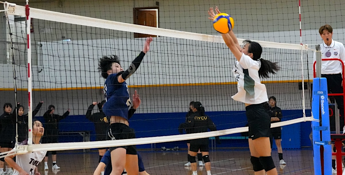 北醫周佳儀(藍)多次強攻，展現拚勁。攝/李亭葳