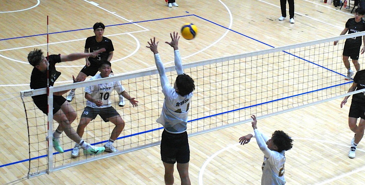 臺大調整防守佈陣,多次攔下屏科大的快攻。攝/鄭筠穎