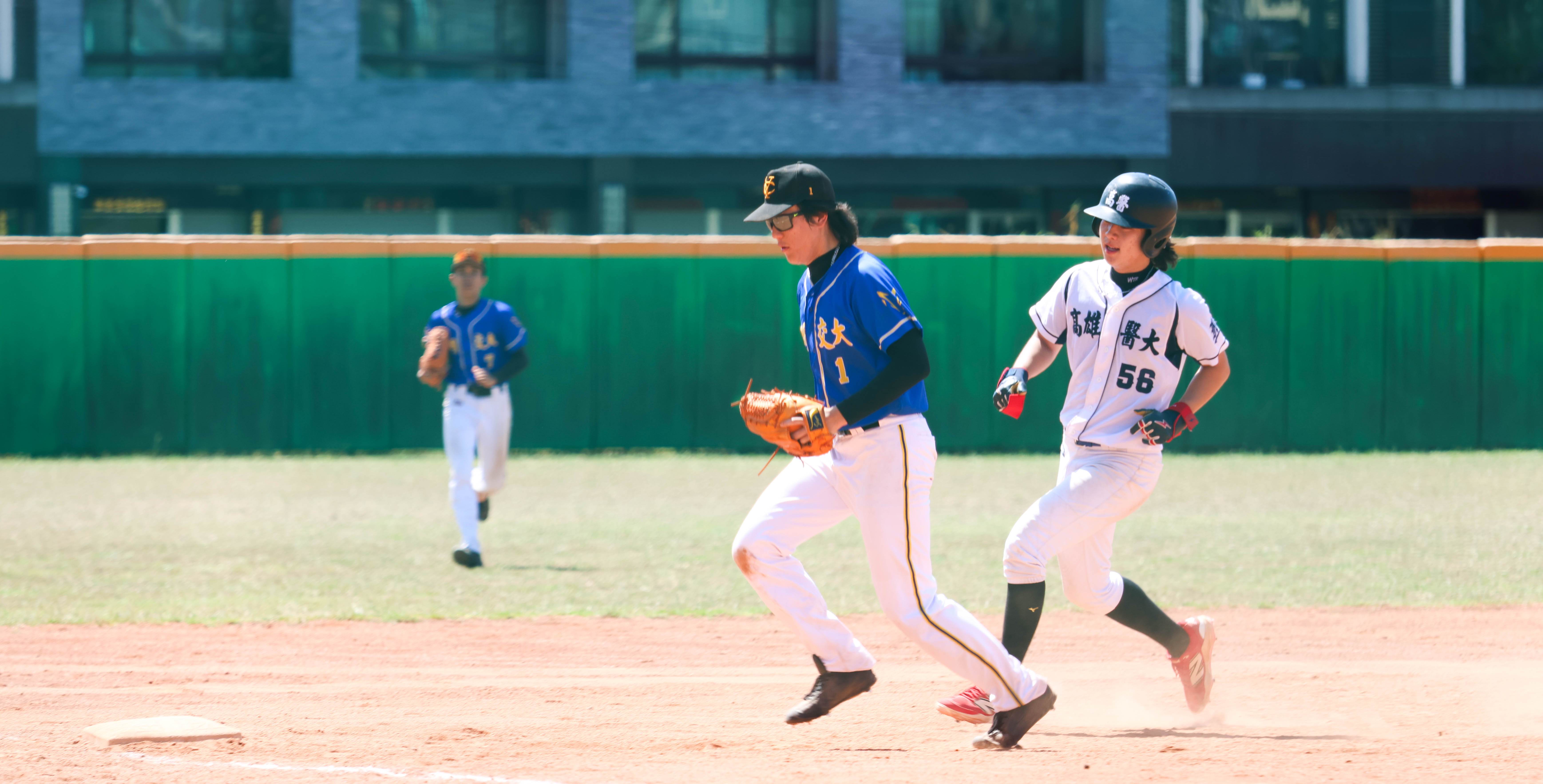 陽明交大三壘手林晏白(左)將高醫余沅橙(右)封殺出局。攝/許靜玟