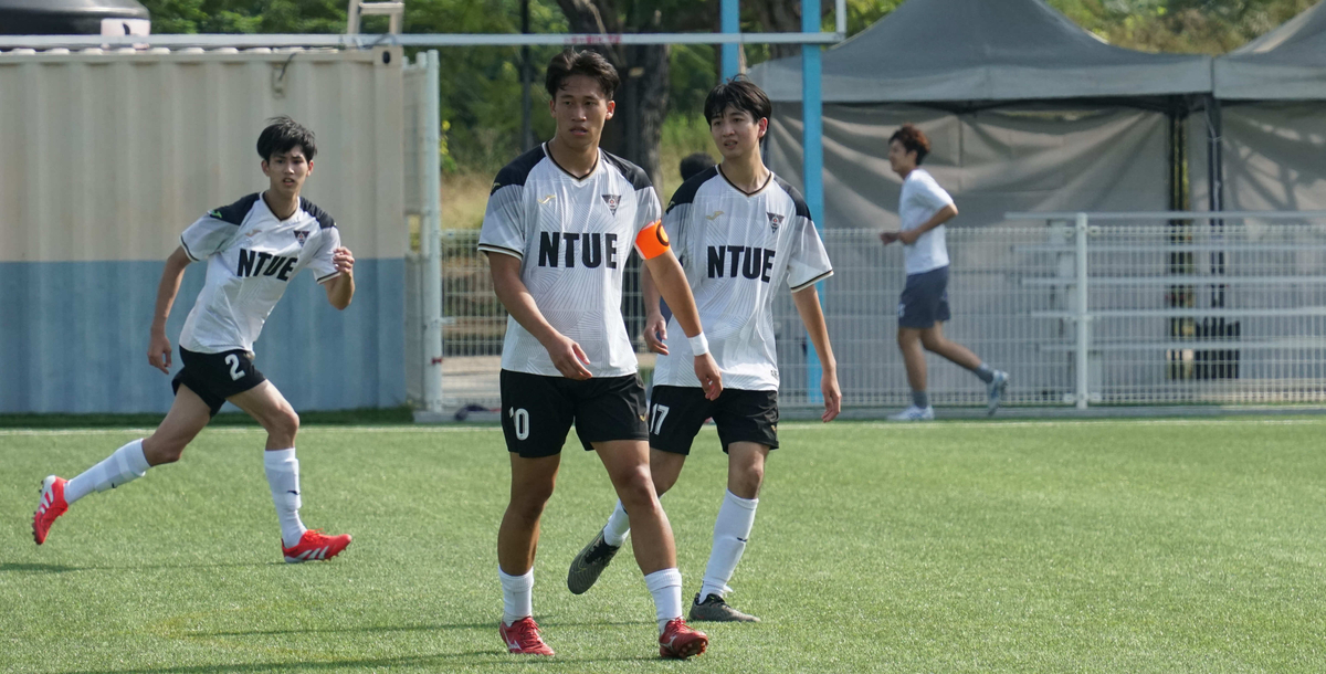 國北教隊長章哲揚賽中與隊友仔細洞察場上局勢。攝/林昱丞