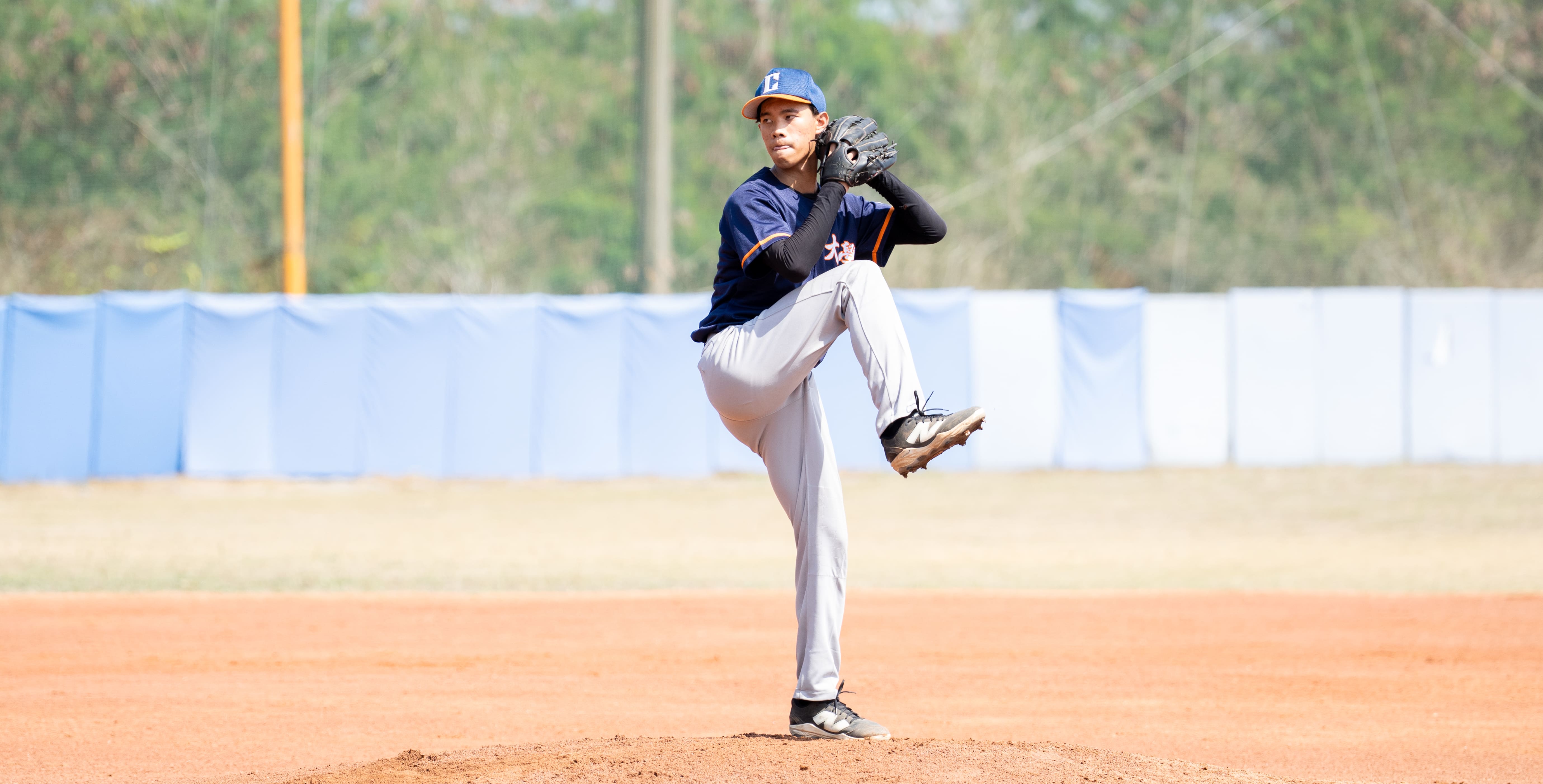 政大先發投手蔡明修投球表現亮眼,最後一年學生棒球望不留遺憾。攝/黃斯筠