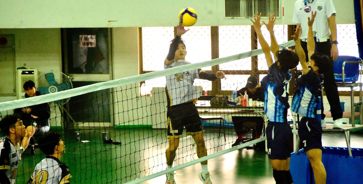 北科大陳昱翔網前進攻，高科大邱舜裕、葉明揚雙人攔網。攝/藍毓靜