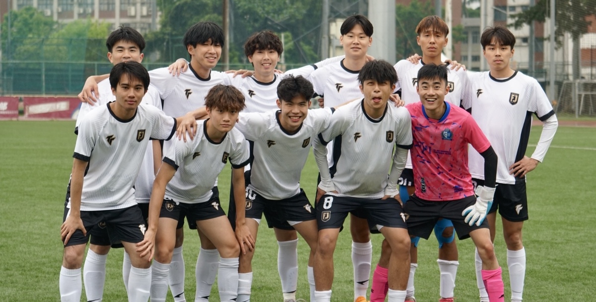 輔大先發球員賽前合照。攝/蔡佑涵