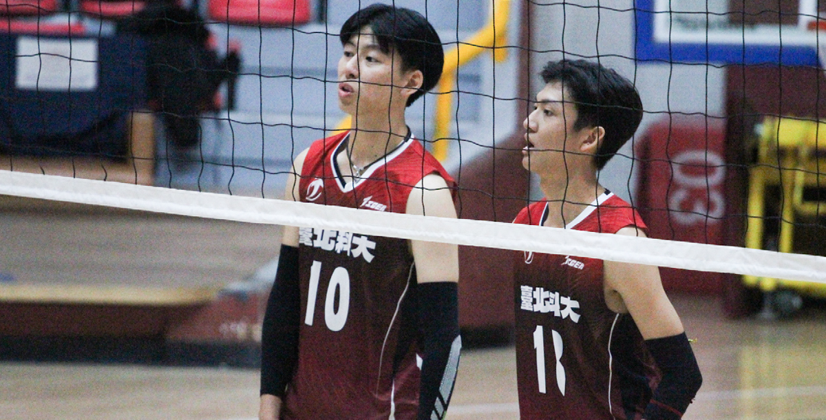 攔中手游品祈(左)築起堅固防線,不讓中華越雷池一步。攝/陳葦澤