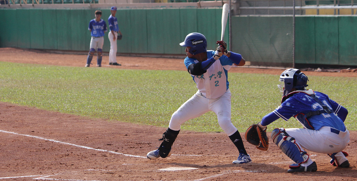 東大內野手周奕丞擊出左外野安打