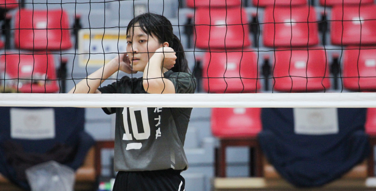 擔任政大隊長的舉球員林歆蓓,是陣中唯一有公開級別經驗的球員。攝/陳葦澤