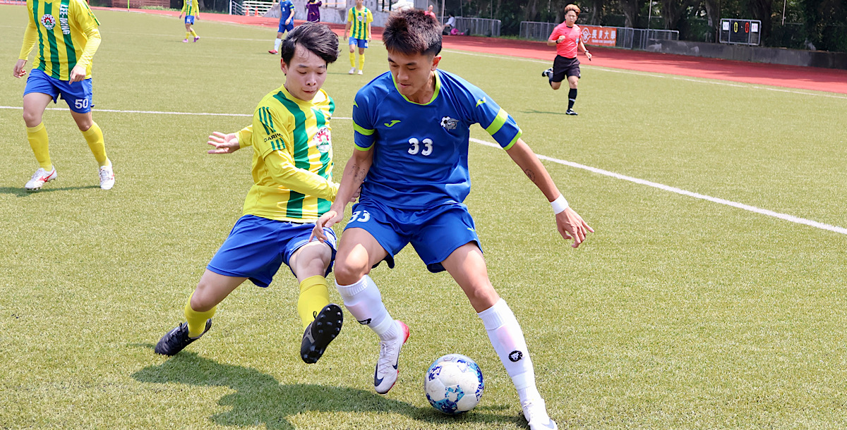 兩隊於場中激烈爭球,互不相讓。攝/陳品儒