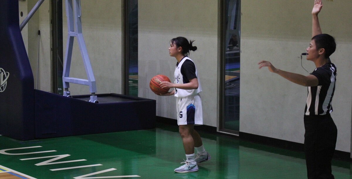 臺大後衛陳芊宇在場邊執行發球，協助球隊重新組織進攻。攝/潘立晏