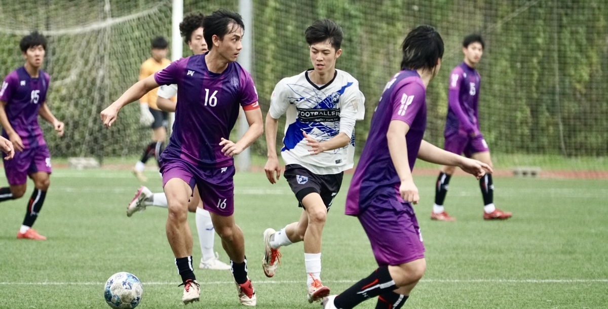 清華隊長許善傑(紫)組織球隊進攻。攝/蔡佑涵