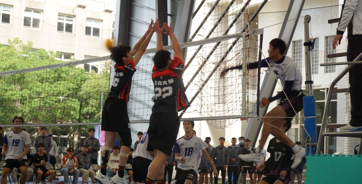 逢甲(白)進攻火力不減,連續扣殺取勝。攝/游麗穎