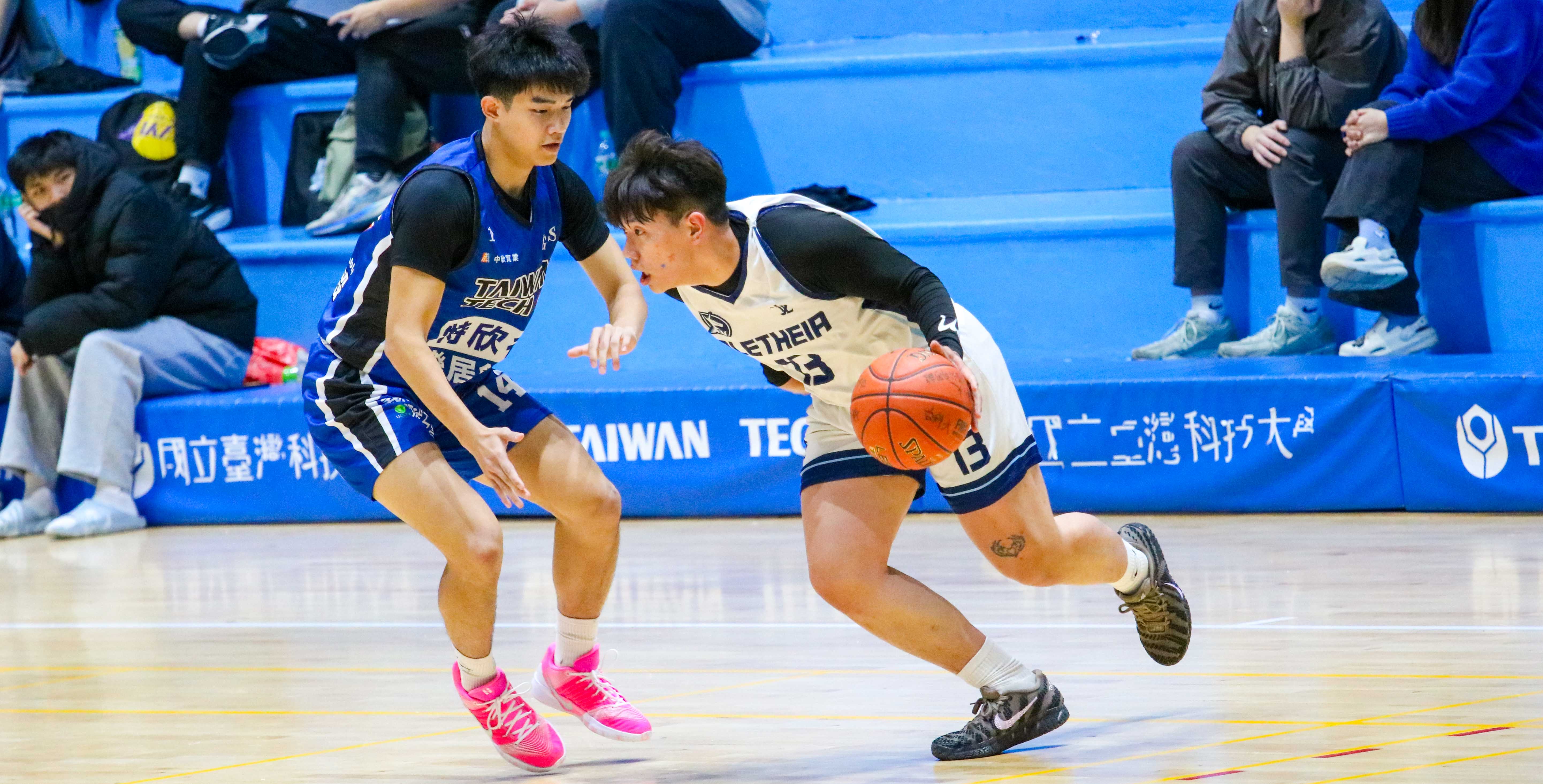 臺科防守端施壓奏效，真理進攻受阻。攝/許靜玟