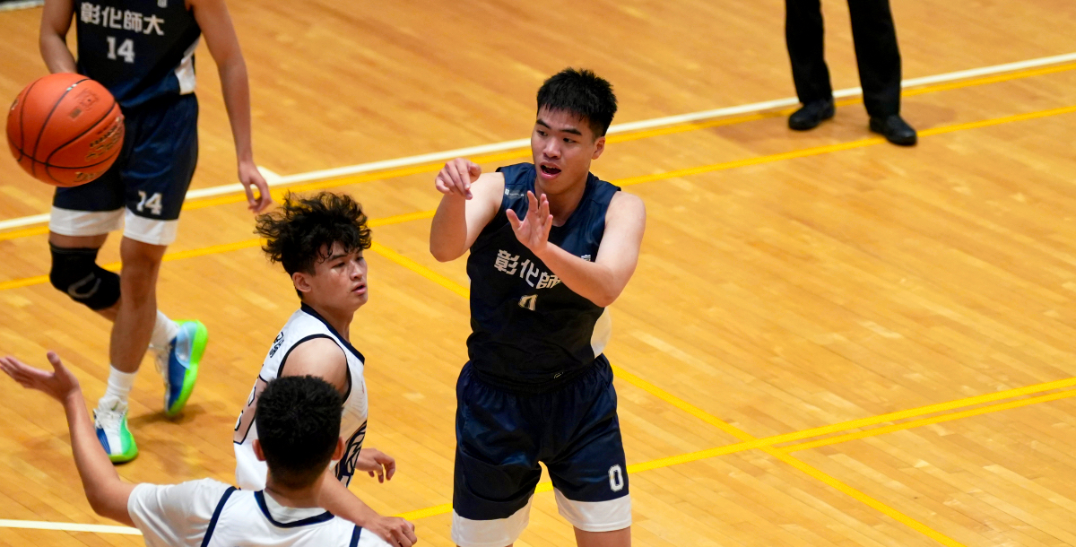 彰師王淯生(黑)攻守兩端表現亮眼，繳出全隊最高19分並摘下全場最多籃板。攝／施浚璿